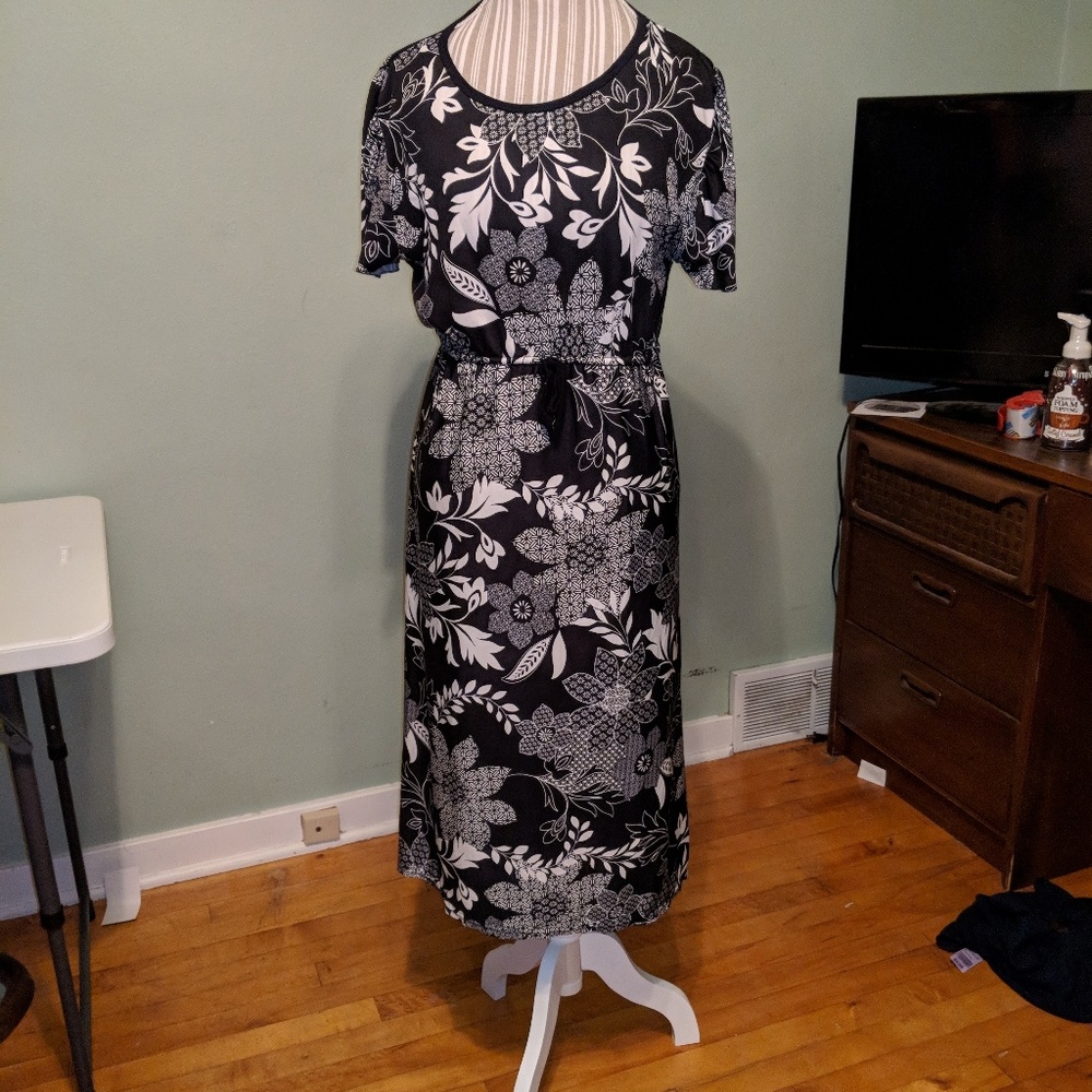 Womans Dress - Picture 3 of 3